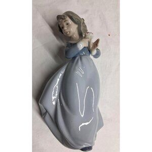 Nao Daisa Figurine Girl With Flowers